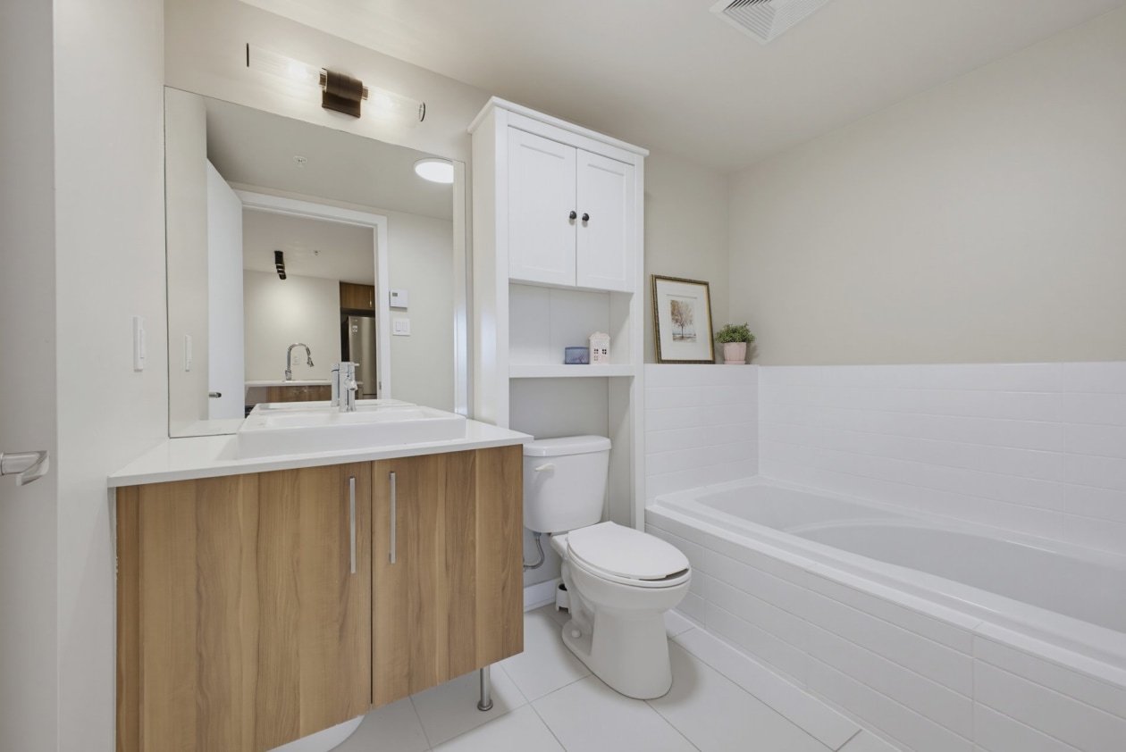 Salle de bains — 10050 Place de l'Acadie, Montréal