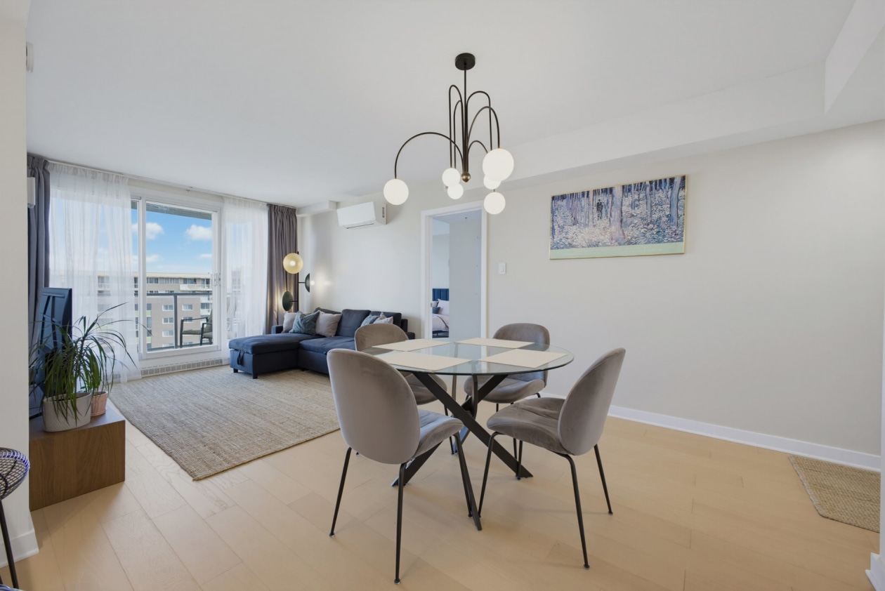 Salle à manger — 10050 Place de l'Acadie, Montréal