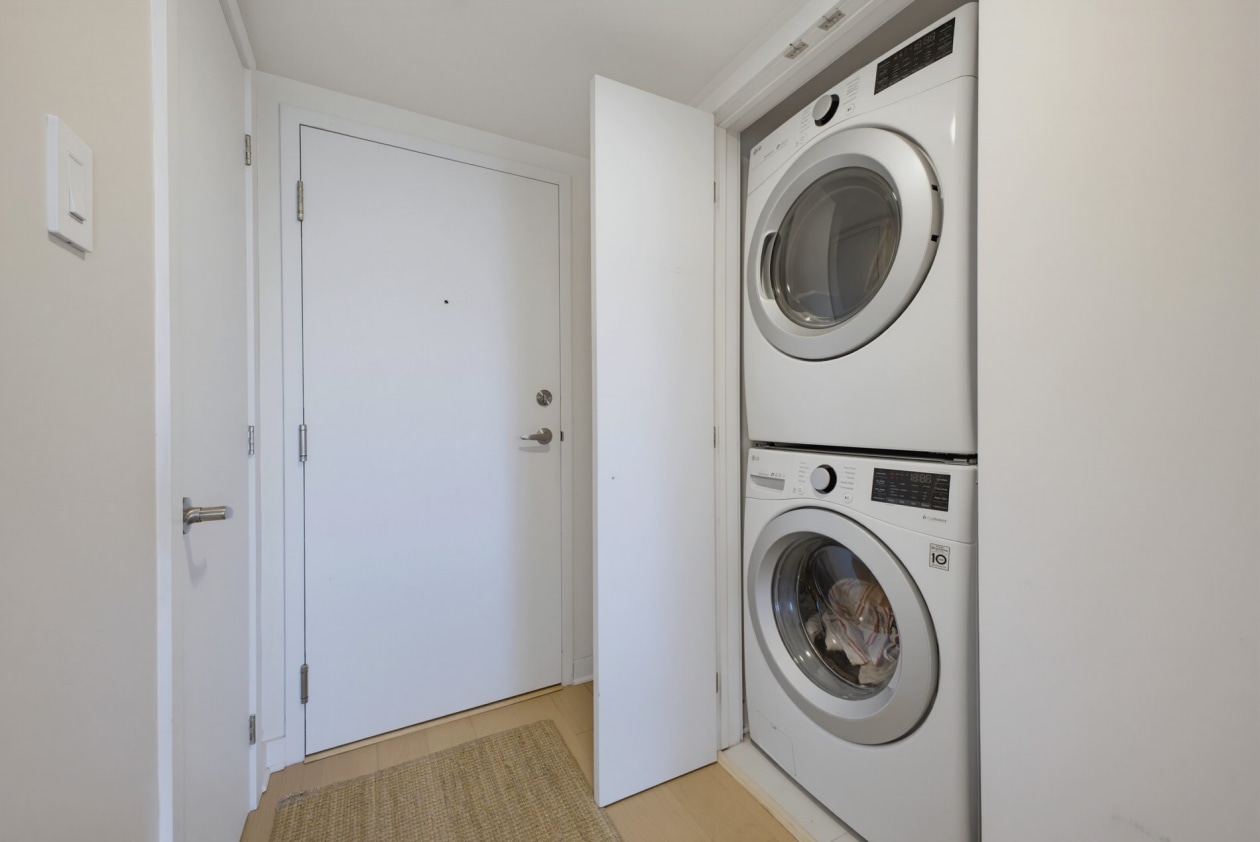 Salle de lavage — 10050 Place de l'Acadie, Montréal