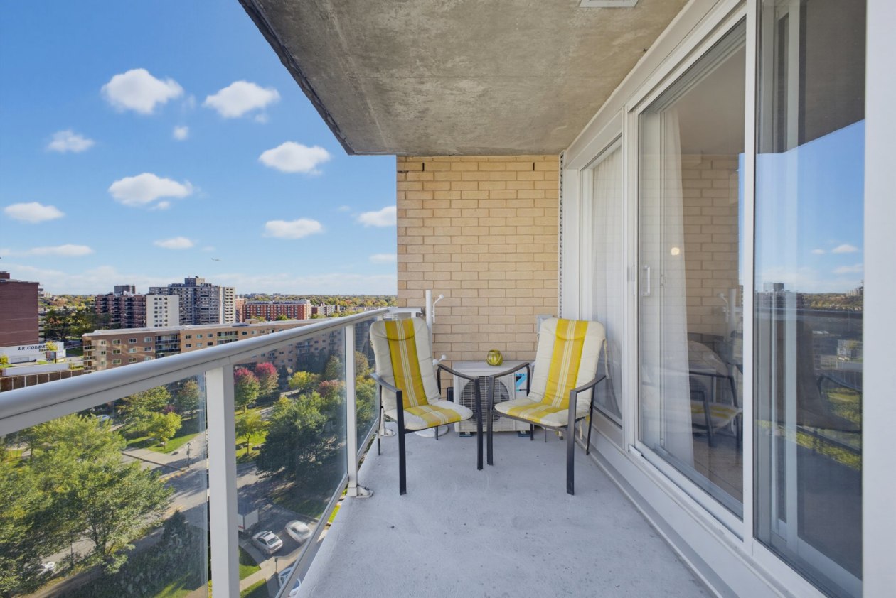 Balcon — 10050 Place de l'Acadie, Montréal