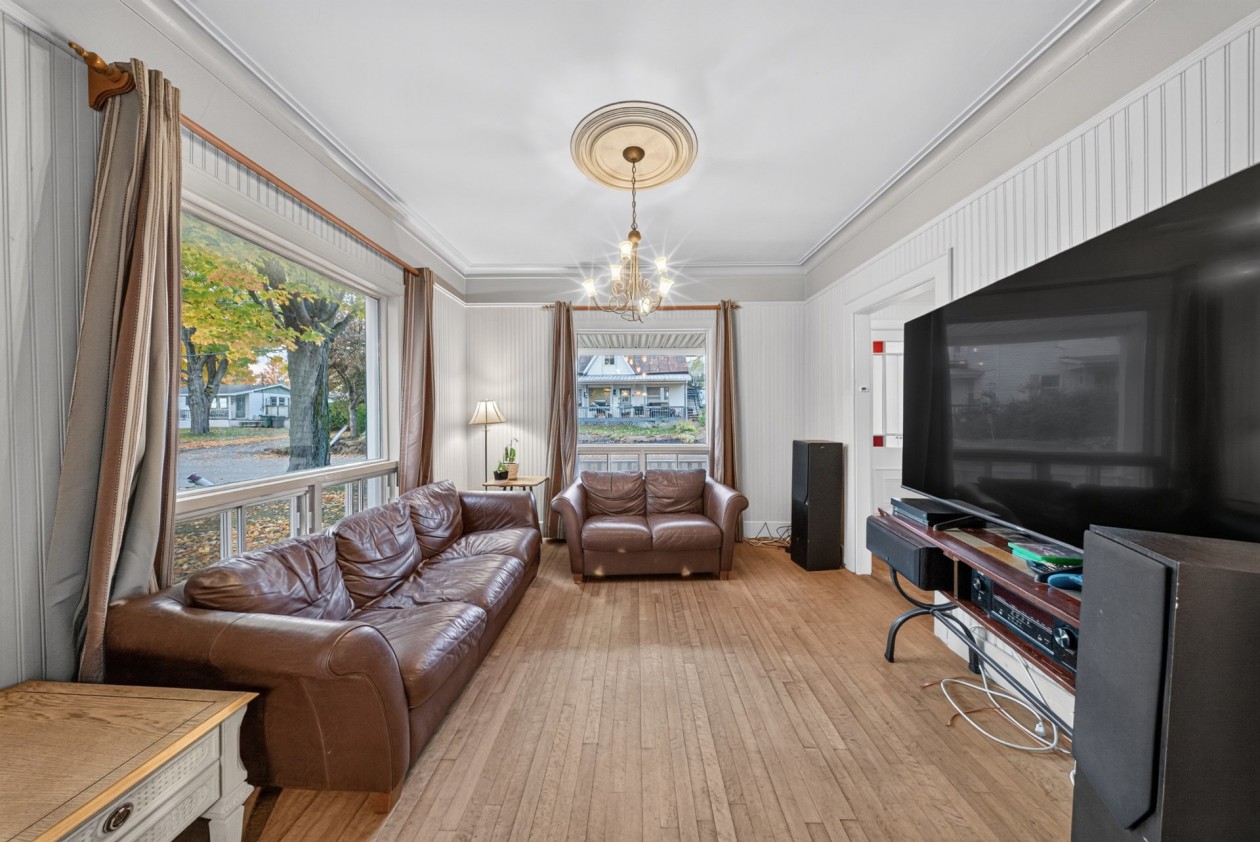 Salon — 1250 Rue de l'Église, Saint-Félix-de-Kingsey