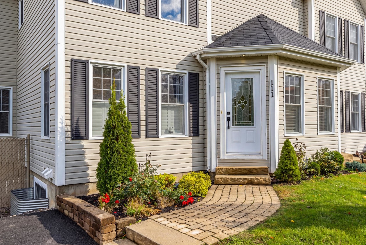 Façade — 111 Rue Jean-Paul-Lemieux, Cowansville