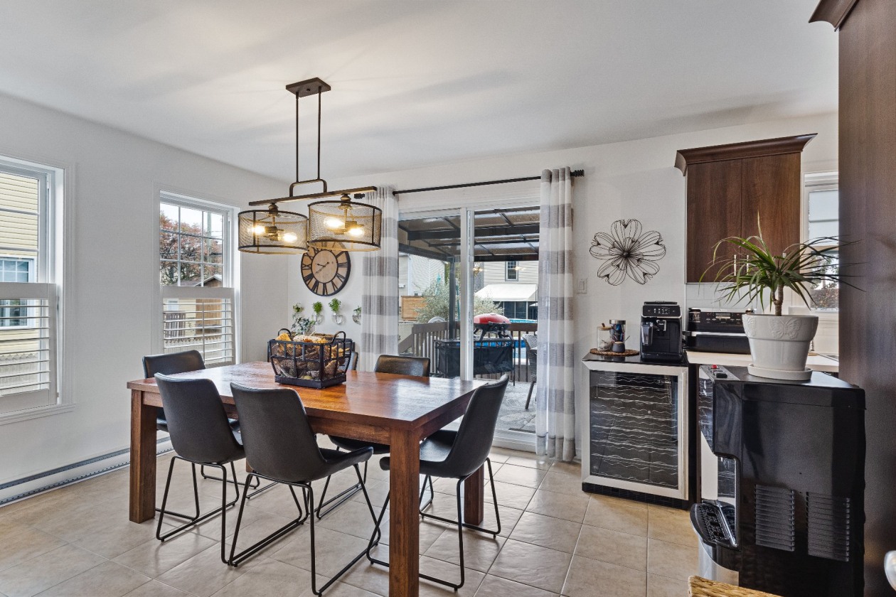Salle à manger — 111 Rue Jean-Paul-Lemieux, Cowansville