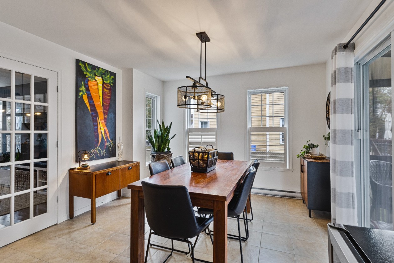 Salle à manger — 111 Rue Jean-Paul-Lemieux, Cowansville