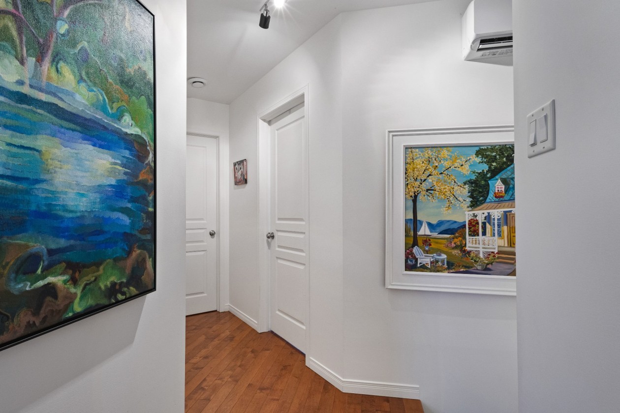 Corridor — 111 Rue Jean-Paul-Lemieux, Cowansville