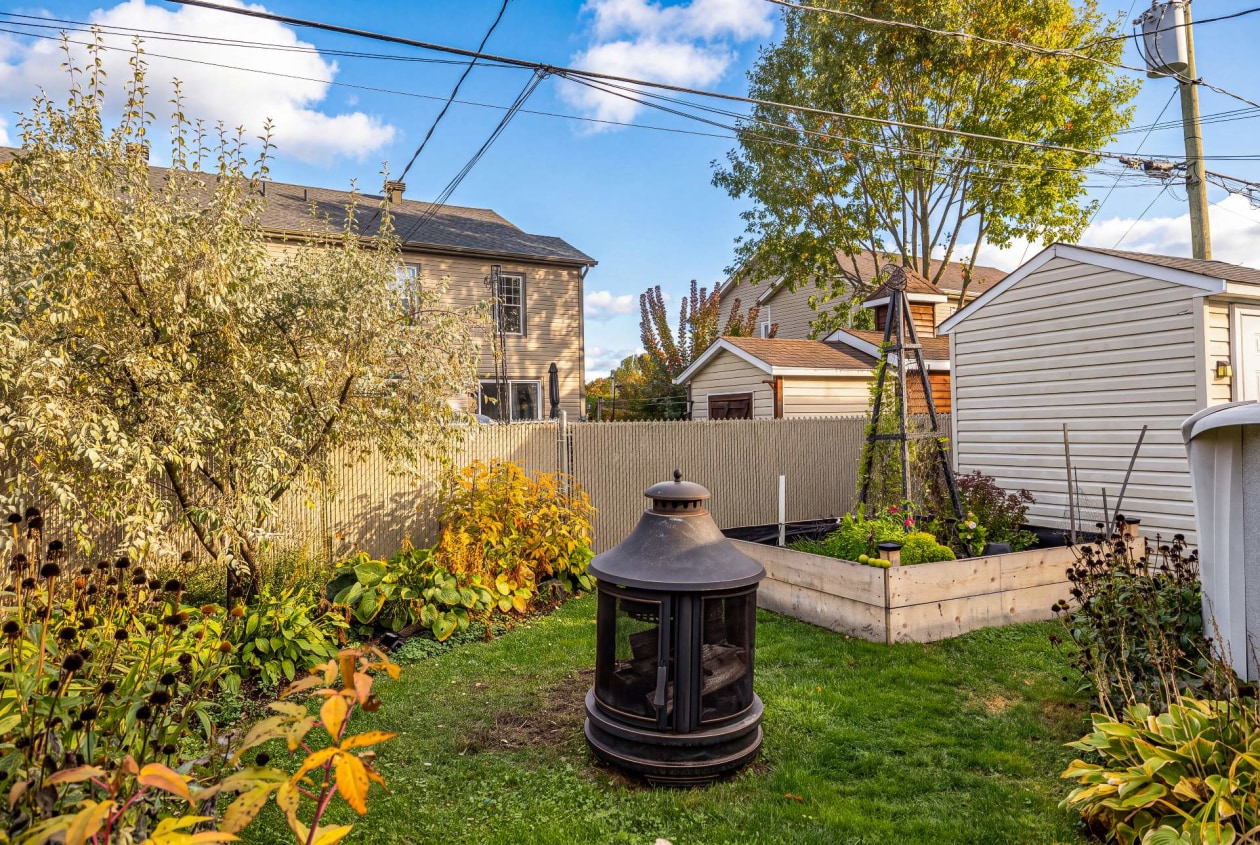 Cour — 111 Rue Jean-Paul-Lemieux, Cowansville