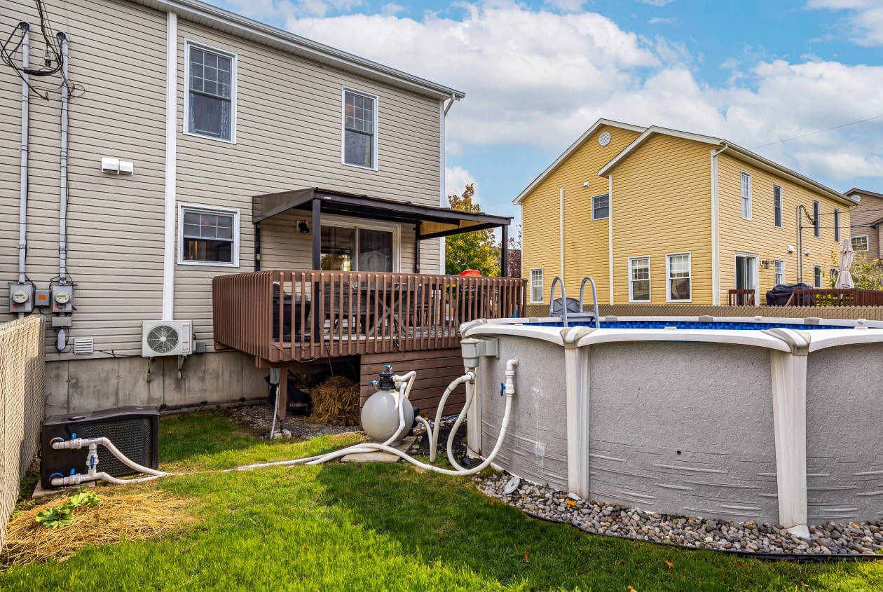Piscine — 111 Rue Jean-Paul-Lemieux, Cowansville