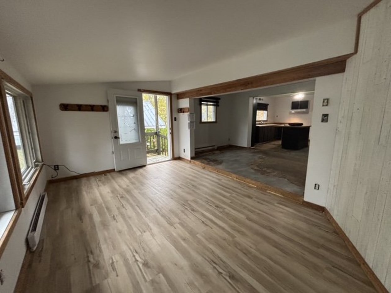 Salon — 3320 Ch. du Tour-du-Lac, Hérouxville