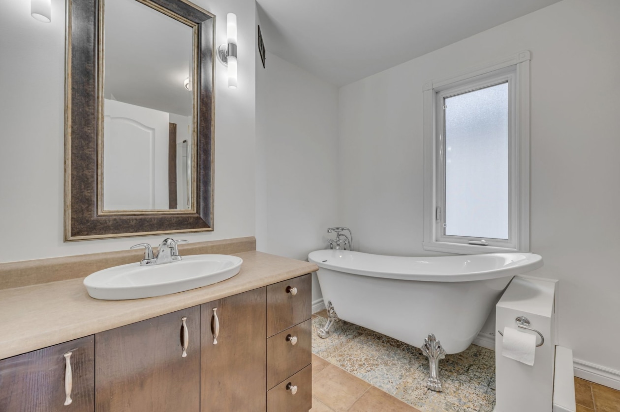 Salle de bains — 112 Rue du Vitrier, Saint-Augustin-de-Desmaures