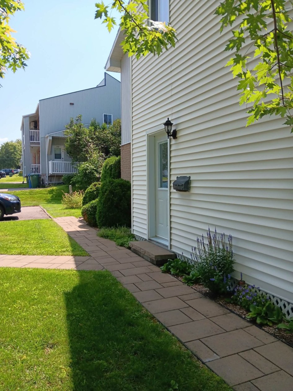 Entrée extérieure — 3421 Rue Cabot, Saguenay