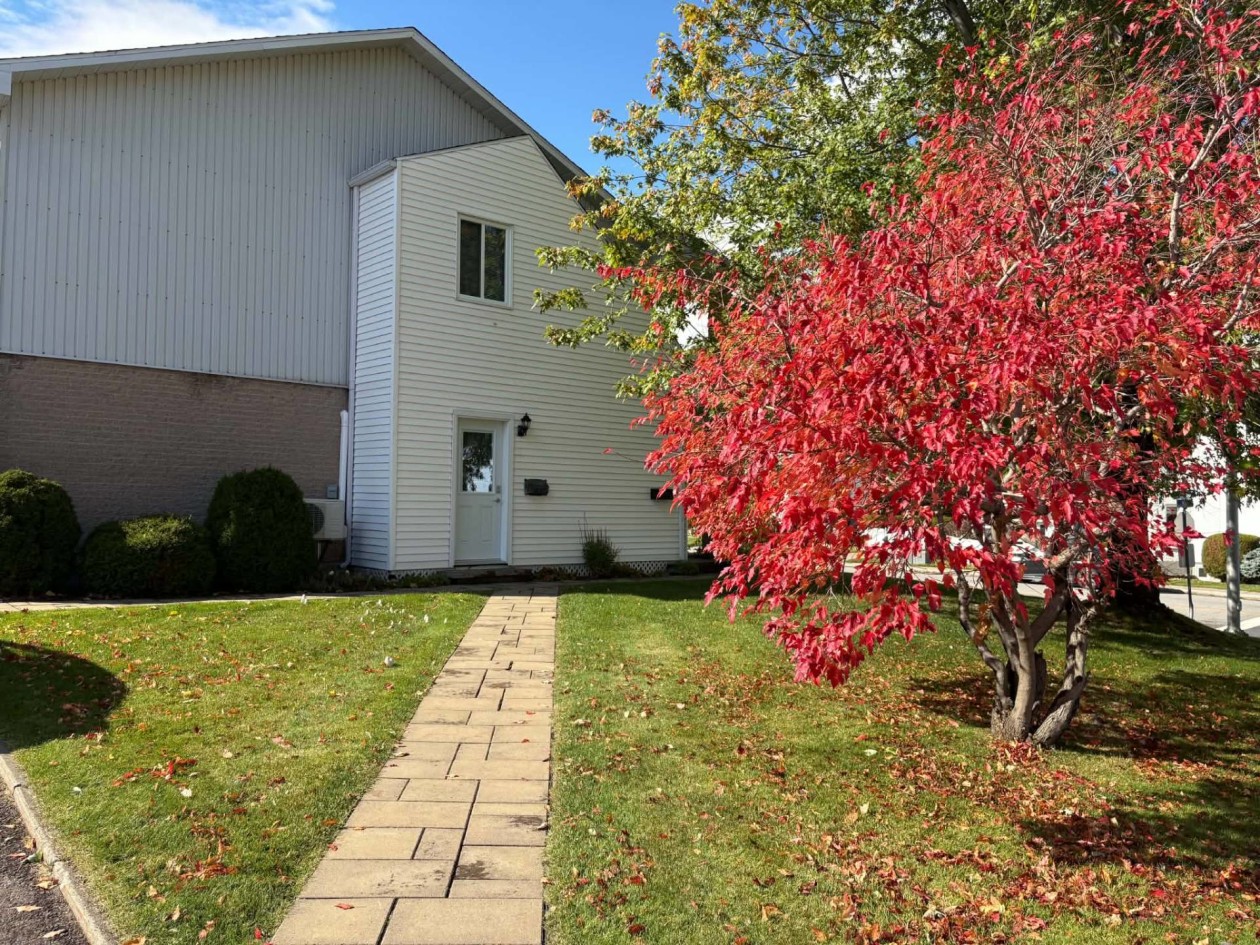 Entrée extérieure — 3421 Rue Cabot, Saguenay