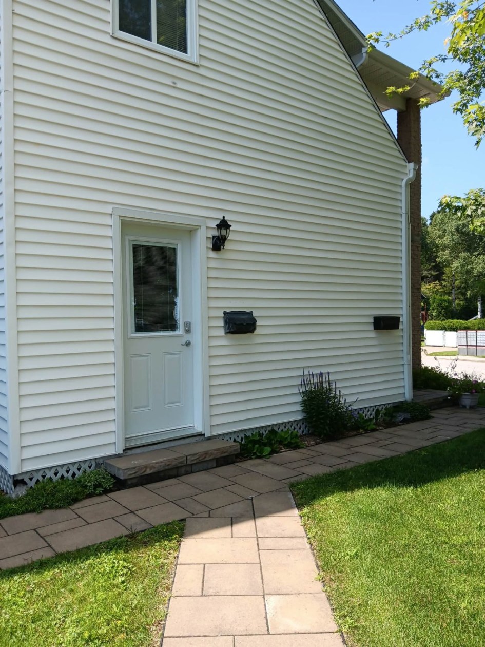 Entrée extérieure — 3421 Rue Cabot, Saguenay