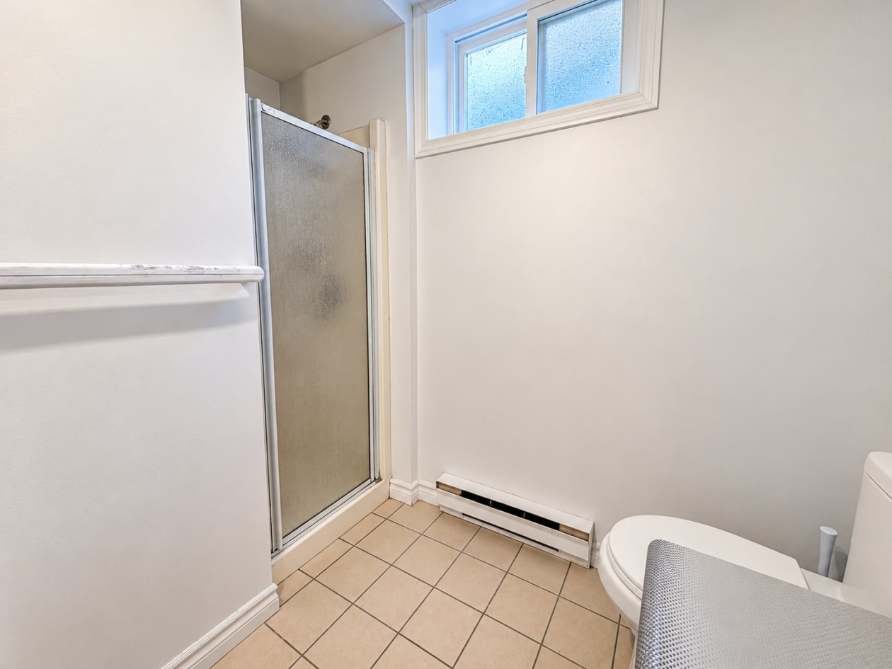 Salle de bains — 379 Rue Nil-Boucher, Saint-Ambroise