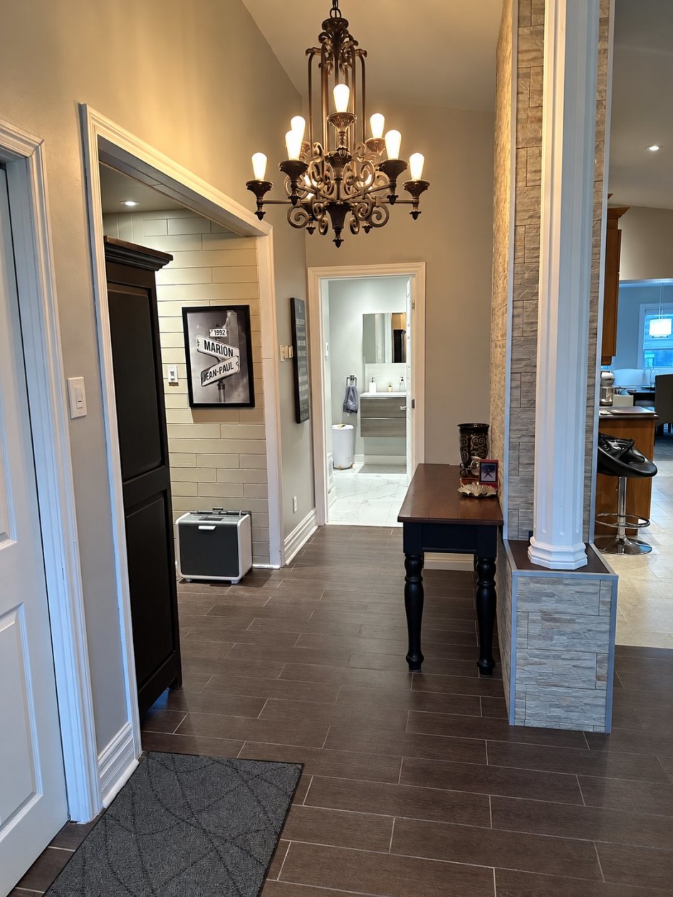 Salon — 4045 Boul. des Mille-Îles, Laval
