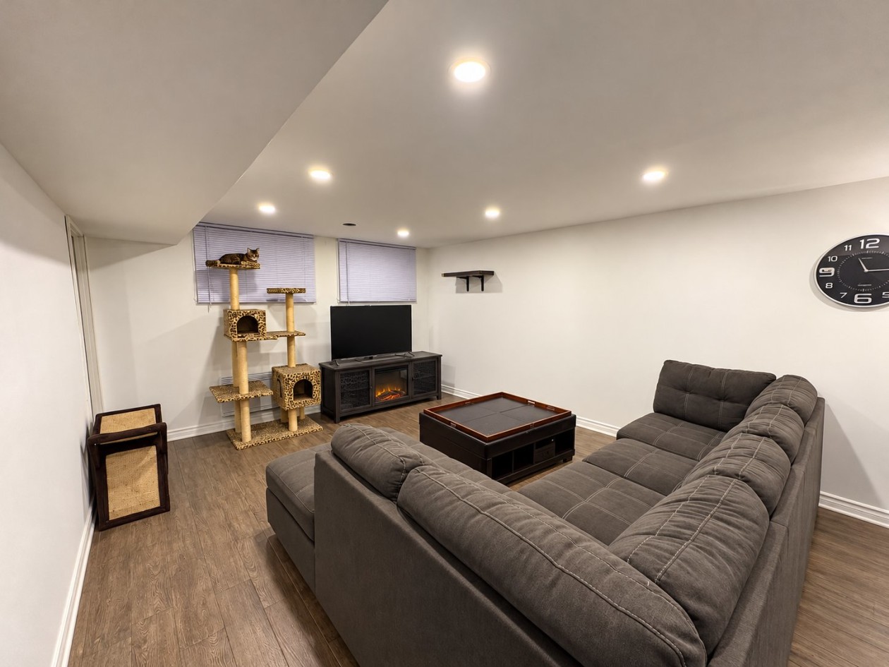 Salon — 4045 Boul. des Mille-Îles, Laval