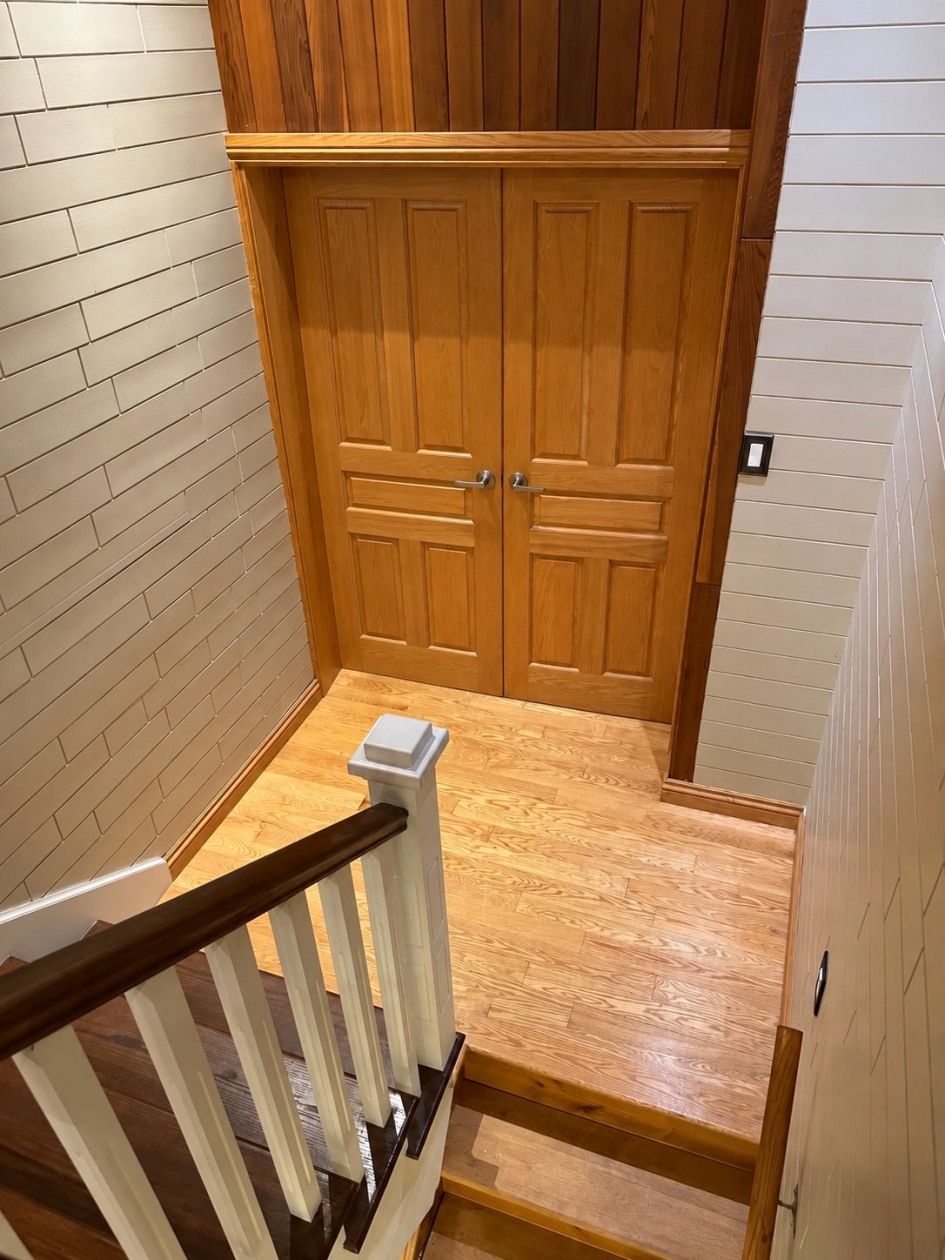 Escalier — 4045 Boul. des Mille-Îles, Laval