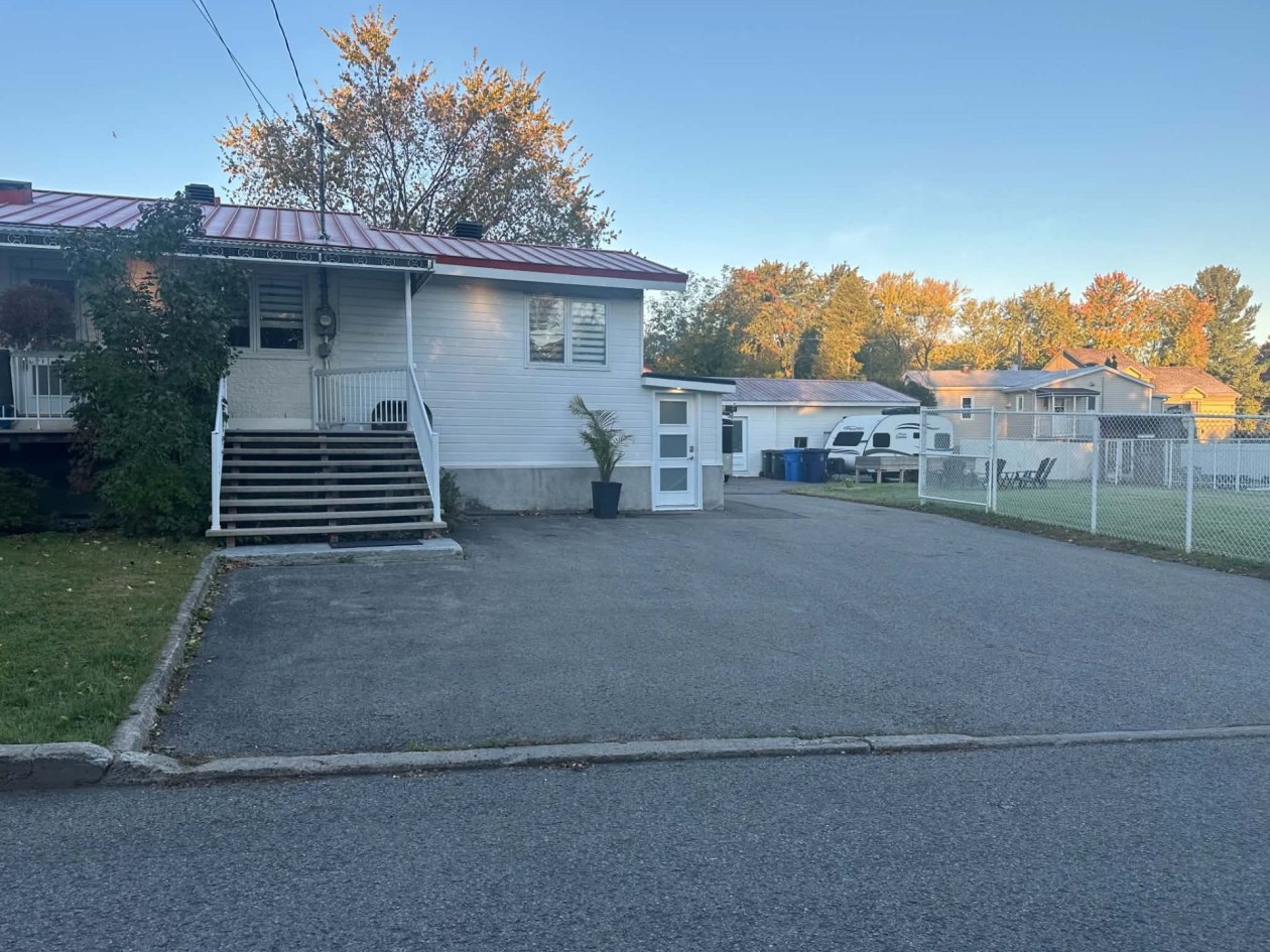 Face arrière — 4045 Boul. des Mille-Îles, Laval