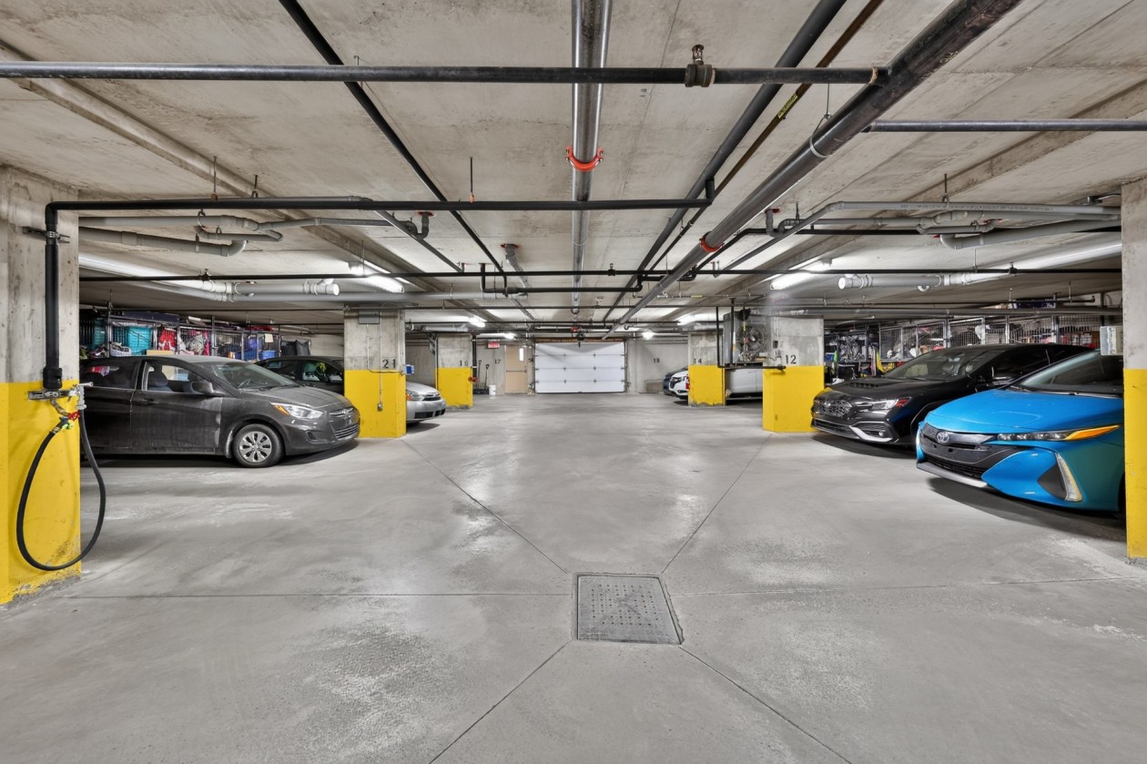 Garage — 3080 Rue du Trianon, Montréal