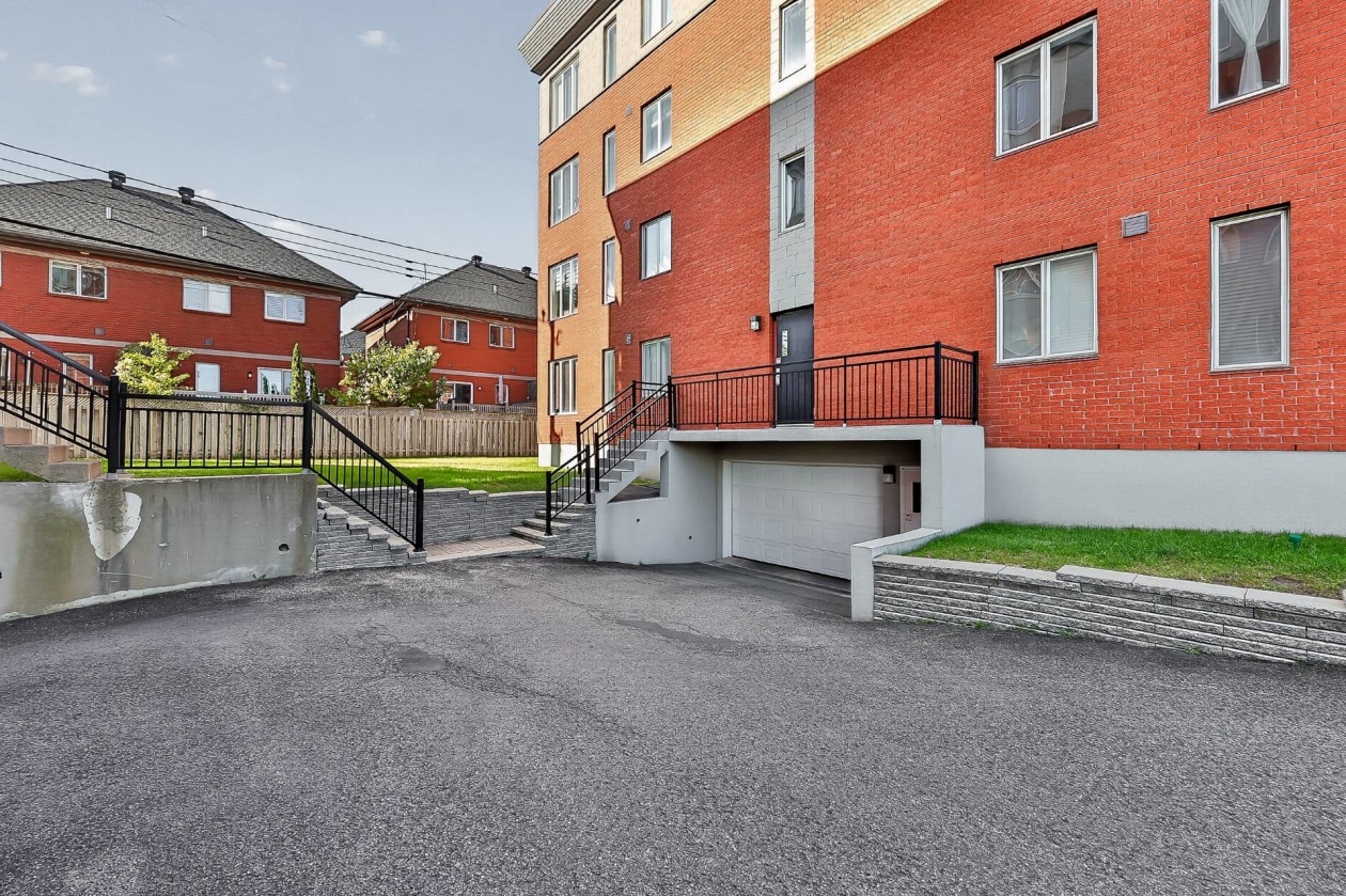 Garage — 3080 Rue du Trianon, Montréal