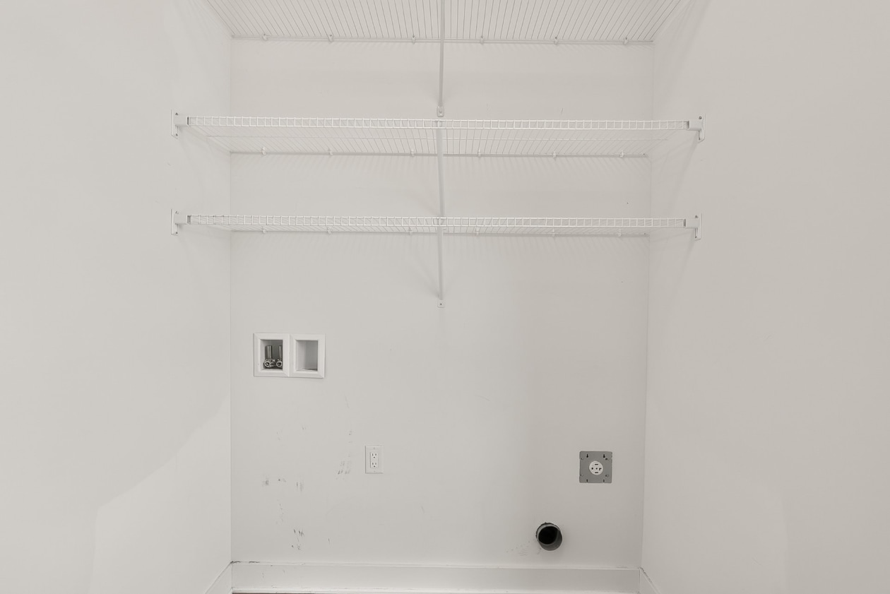 Penderie — 1505 - 1509 Rue Tekakwitha, Laval
