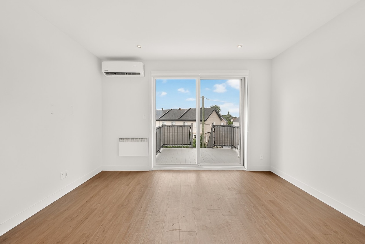 Salon — 1505 - 1509 Rue Tekakwitha, Laval