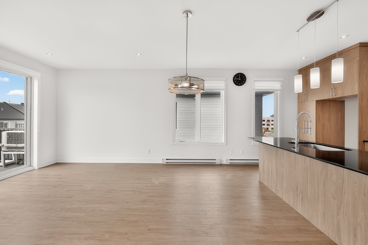 Salon — 1505 - 1509 Rue Tekakwitha, Laval