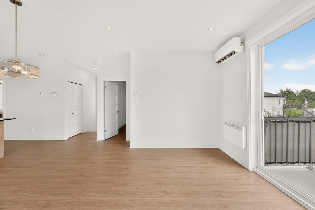 Salon — 1505 - 1509 Rue Tekakwitha, Laval