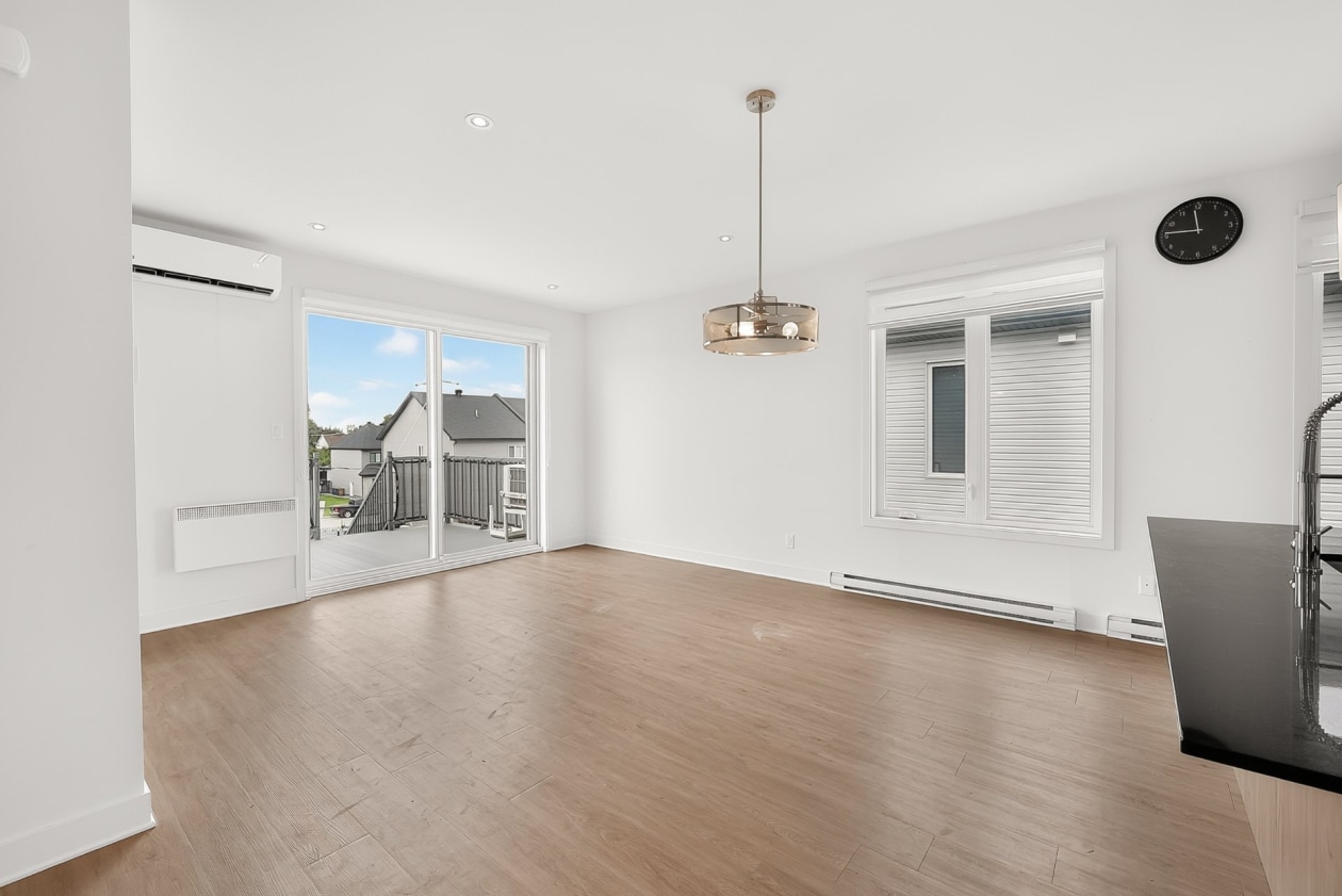 Salon — 1505 - 1509 Rue Tekakwitha, Laval