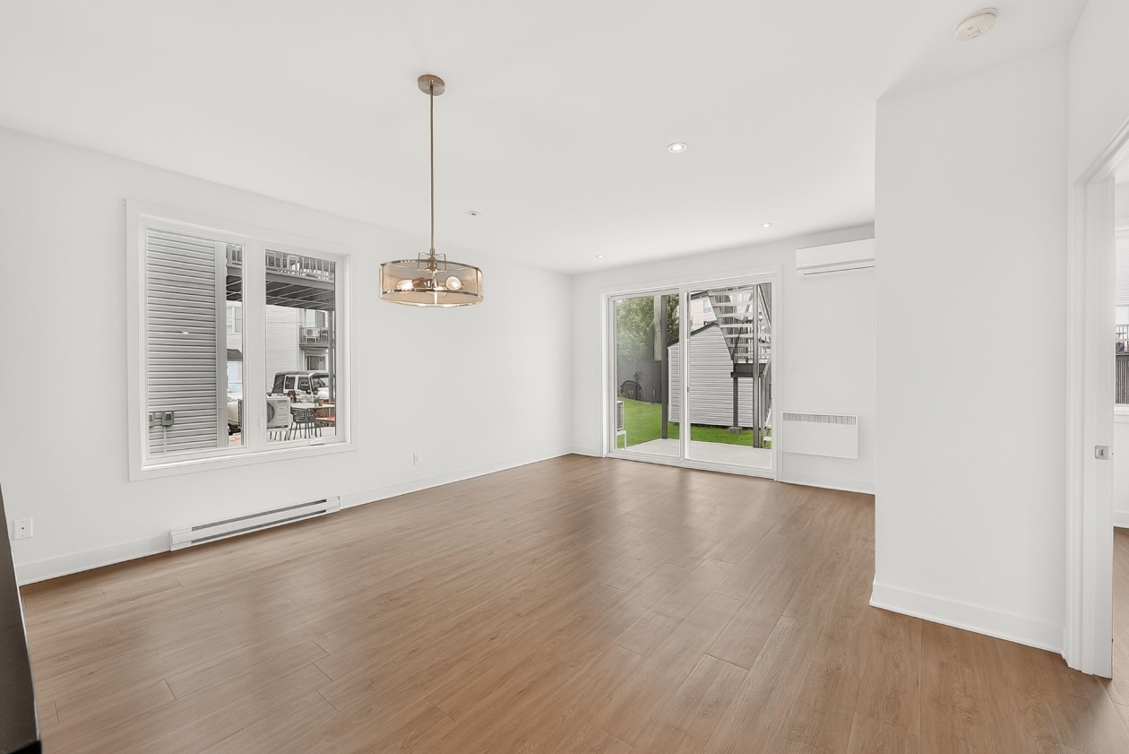 Salon — 1505 - 1509 Rue Tekakwitha, Laval