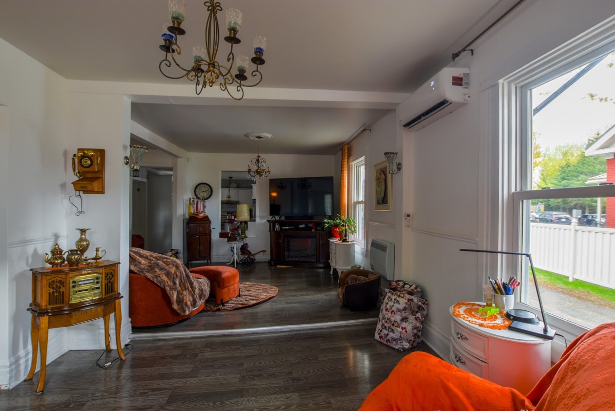 Salon — 2045 - 2065 Av. Nicolas-Perrot, Bécancour