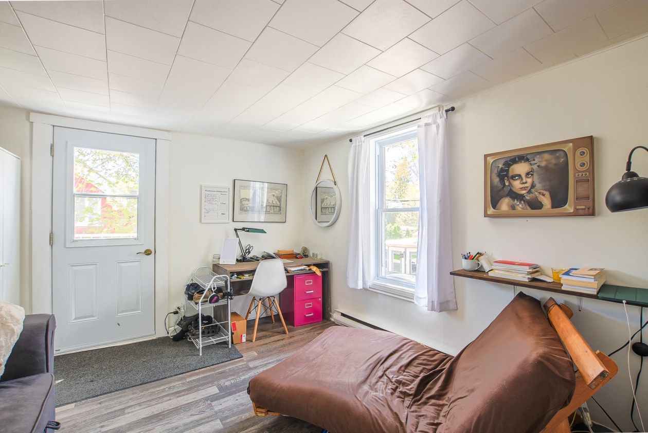 Salon — 2045 - 2065 Av. Nicolas-Perrot, Bécancour