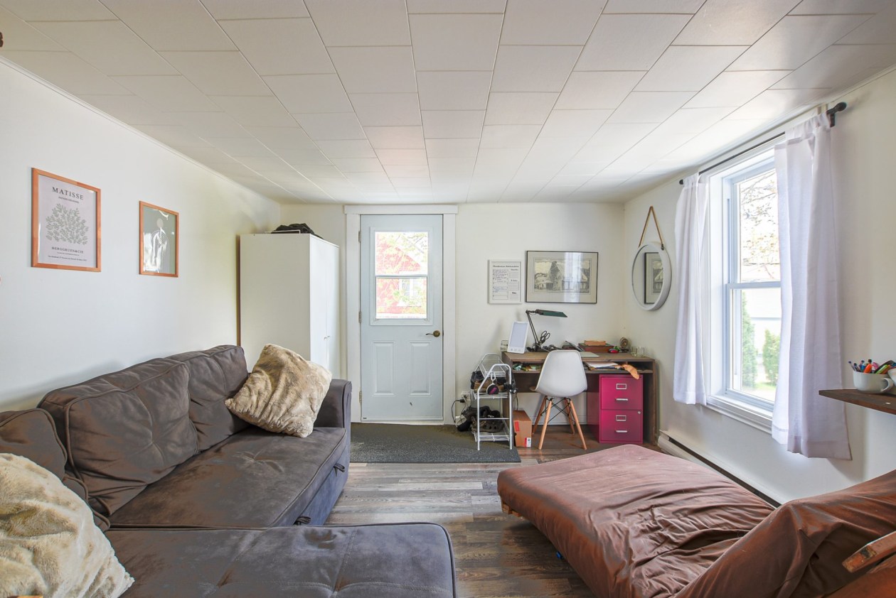 Salon — 2045 - 2065 Av. Nicolas-Perrot, Bécancour