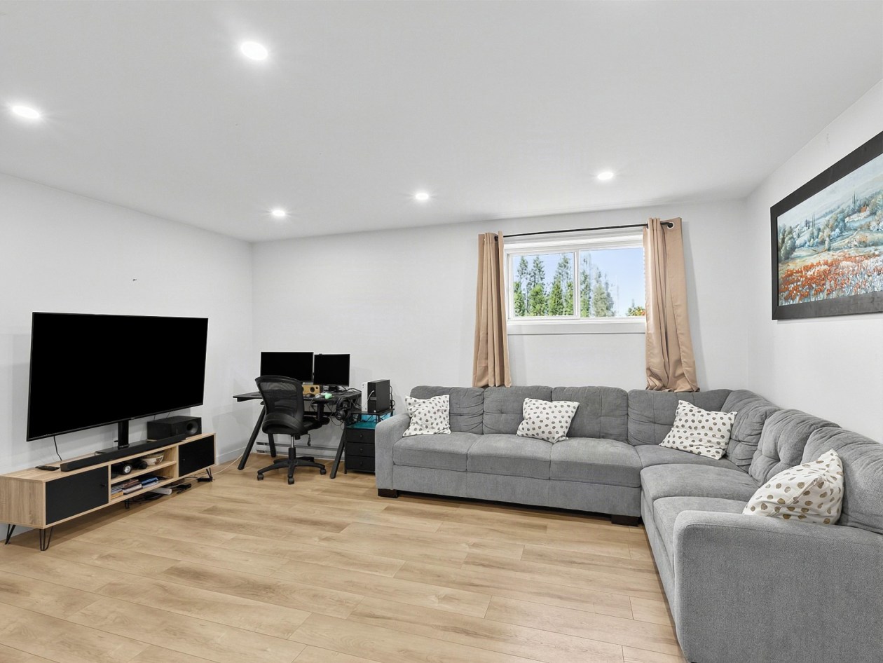 Salle familiale — 1035 Rue de Honfleur, Sherbrooke