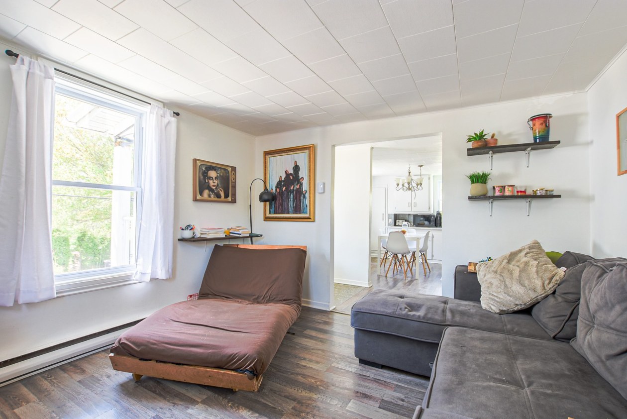 Salon — 2045 - 2065 Av. Nicolas-Perrot, Bécancour