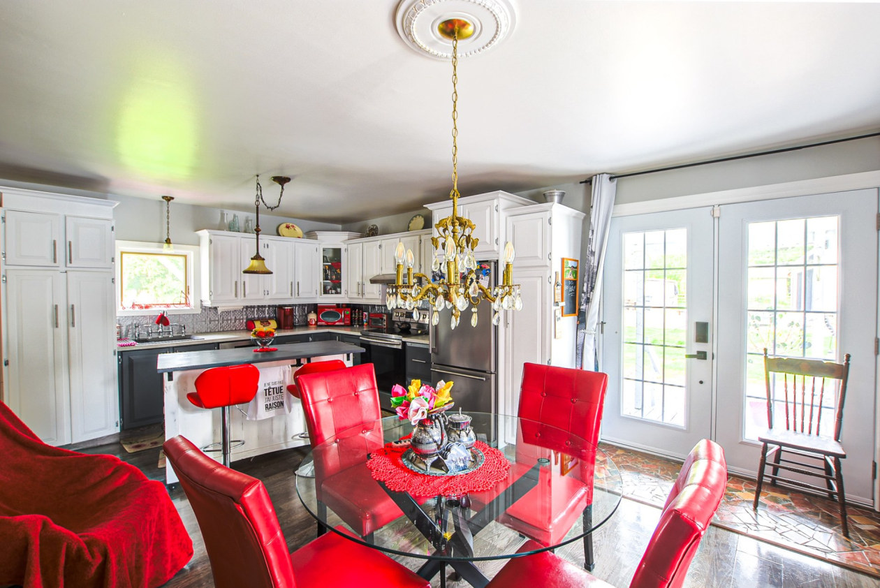 Salle à manger — 2045 - 2065 Av. Nicolas-Perrot, Bécancour