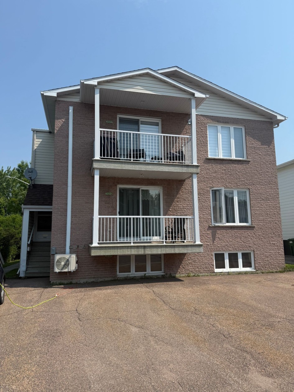 Façade — 3680 - 3684 Rue Notre-Dame, Saguenay