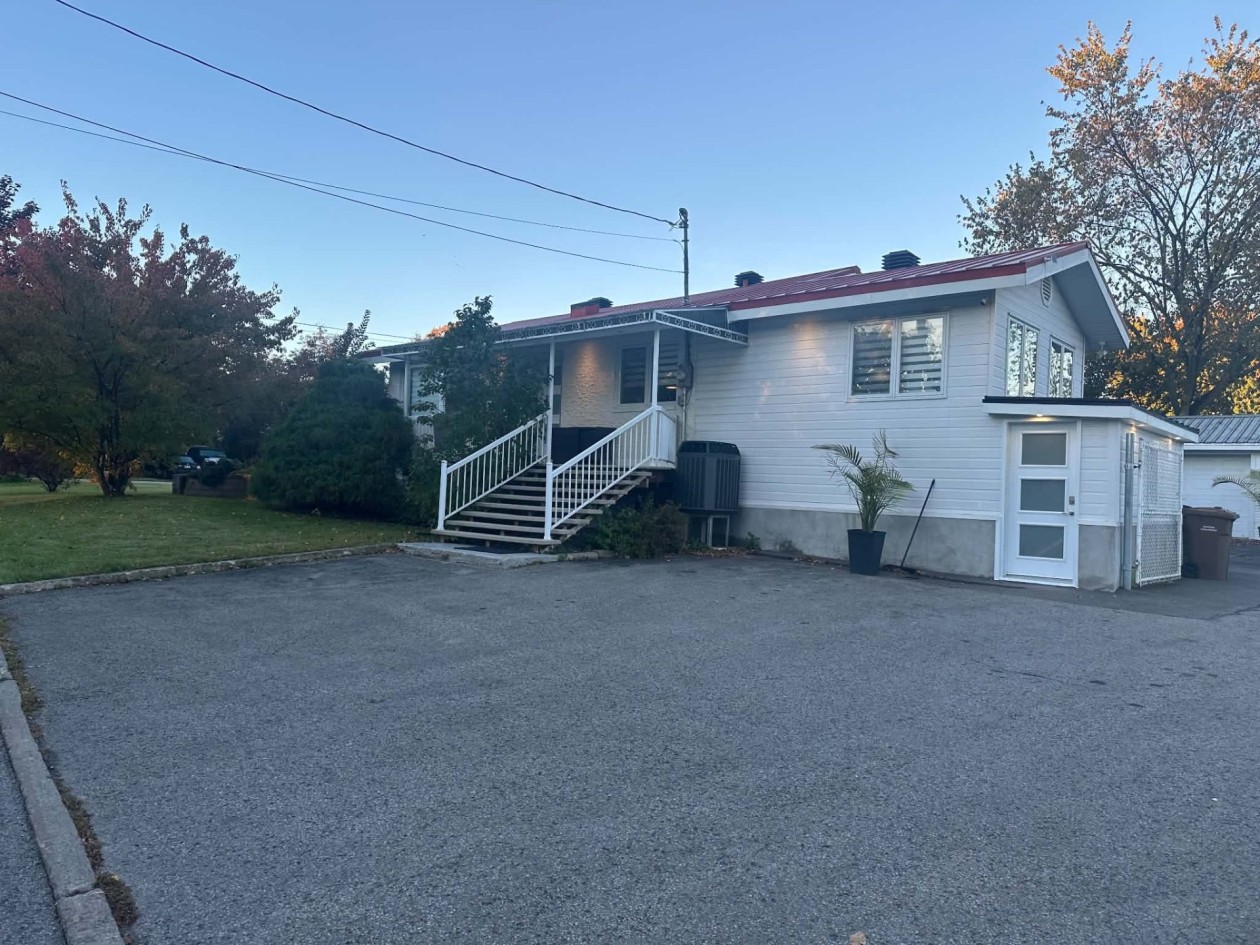 Extérieur — 4045 Boul. des Mille-Îles, Laval