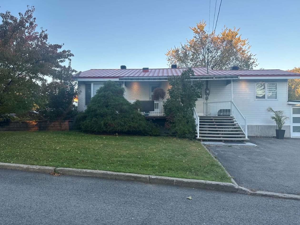 Extérieur — 4045 Boul. des Mille-Îles, Laval