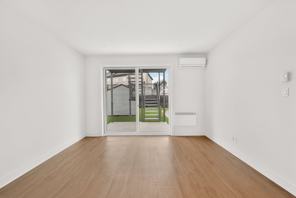 Salon — 1505 - 1509 Rue Tekakwitha, Laval