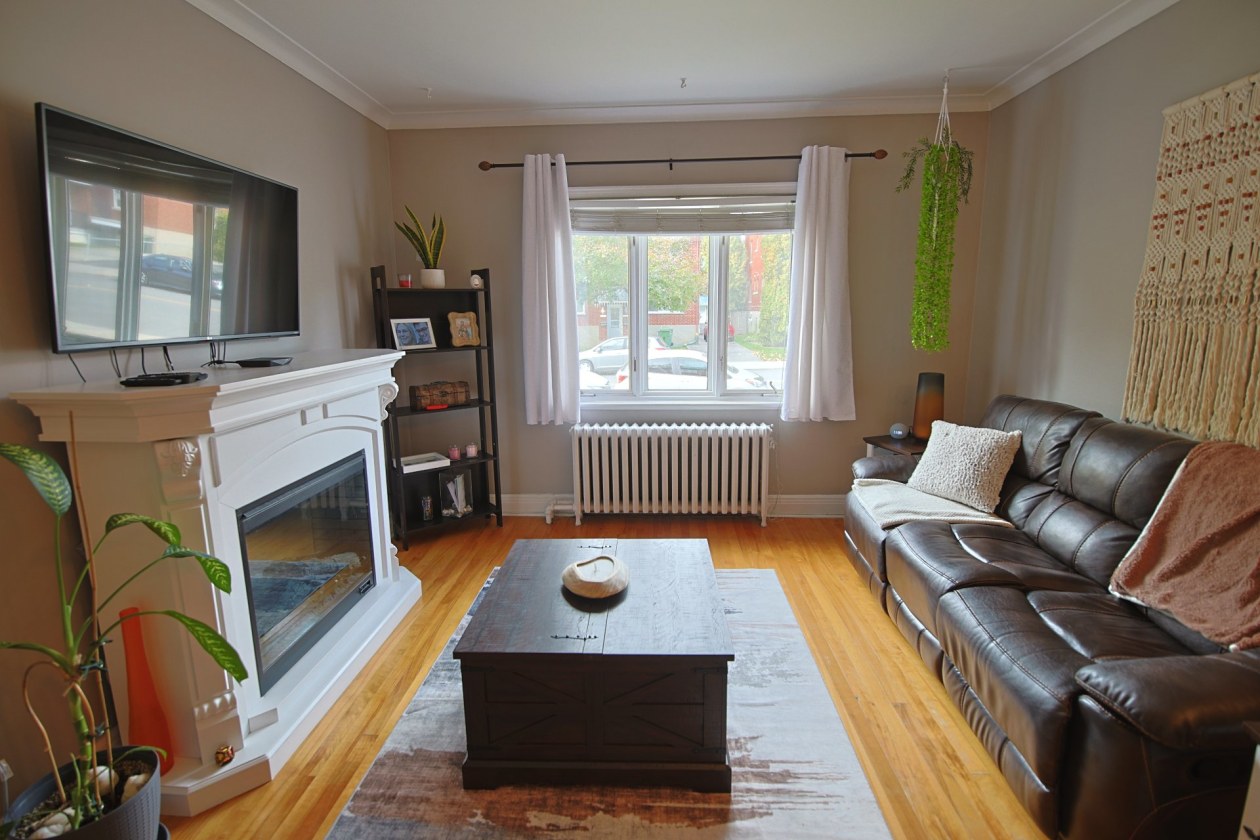 Salon — 650 - 650A 18e Avenue, Montréal
