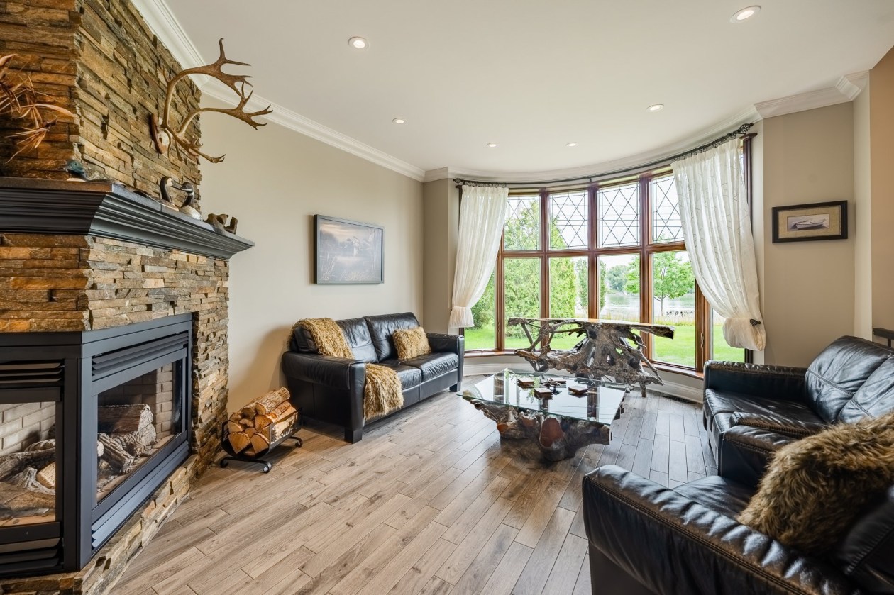 Salon — 231 Ch. du Richelieu, Saint-Basile-le-Grand