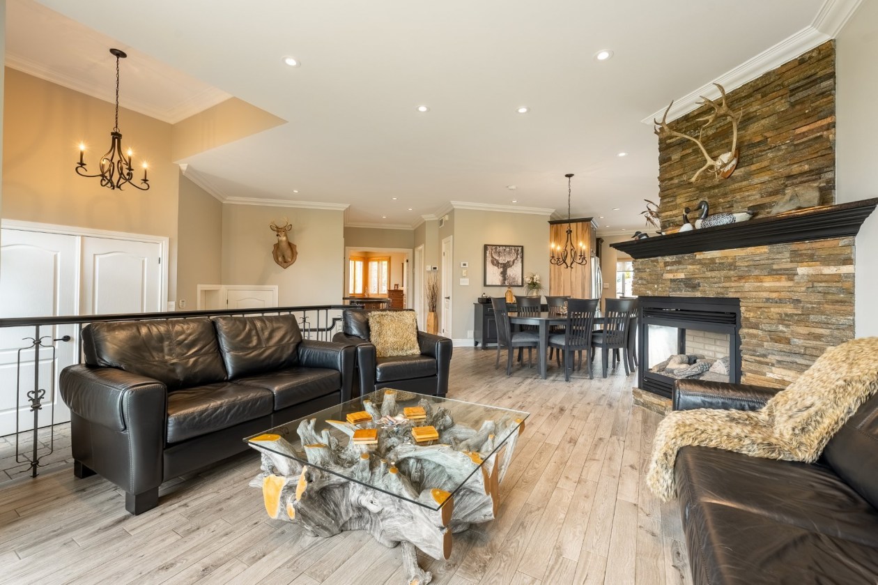 Salon — 231 Ch. du Richelieu, Saint-Basile-le-Grand