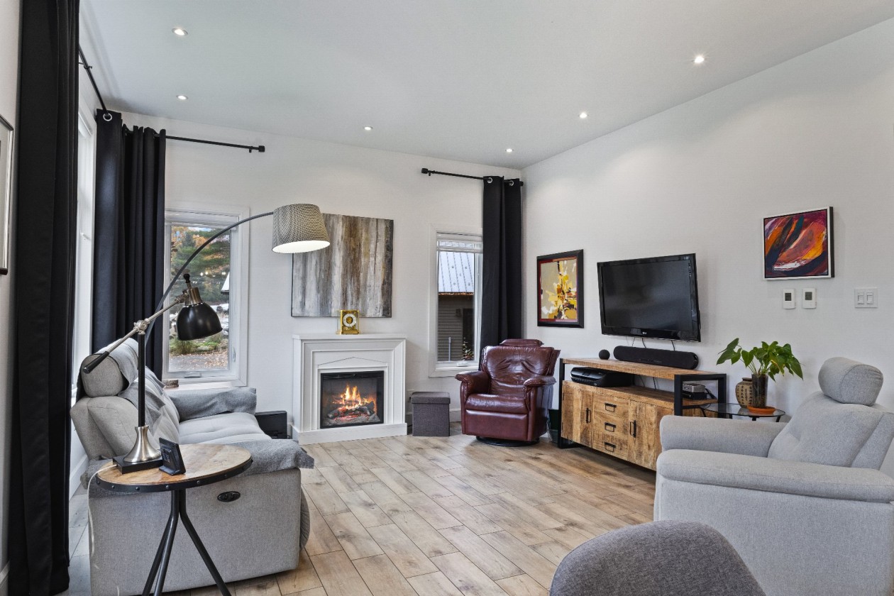 Salon — 223 Rue Georges, Brigham