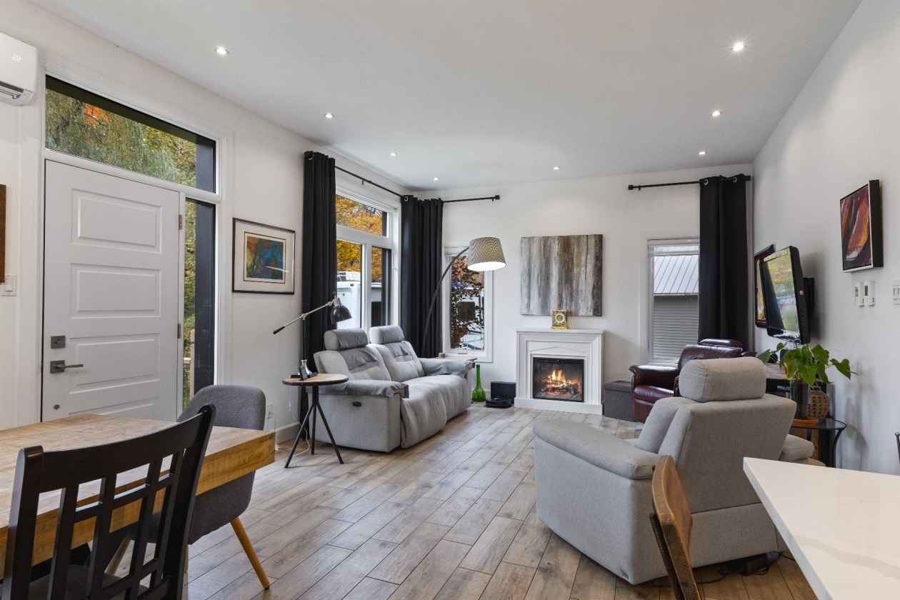 Salon — 223 Rue Georges, Brigham