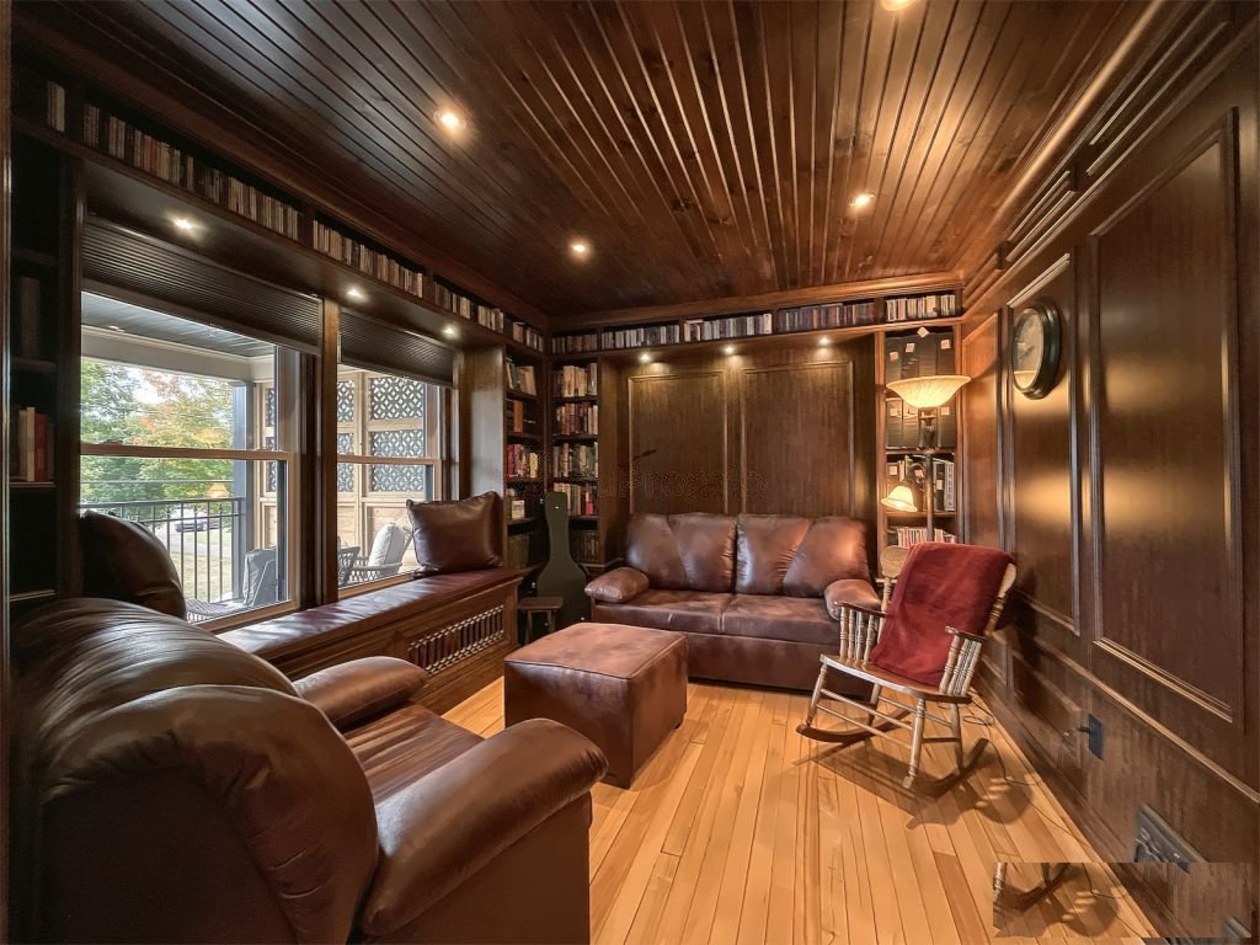 Salon — 18 Rue Codaire, Saint-Paul-d'Abbotsford