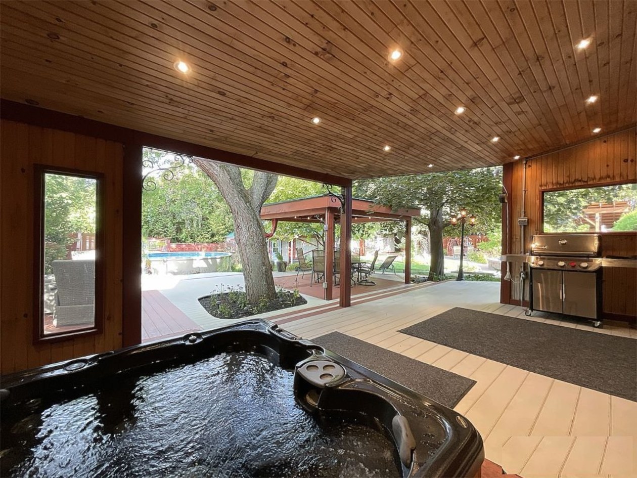 Spa — 18 Rue Codaire, Saint-Paul-d'Abbotsford