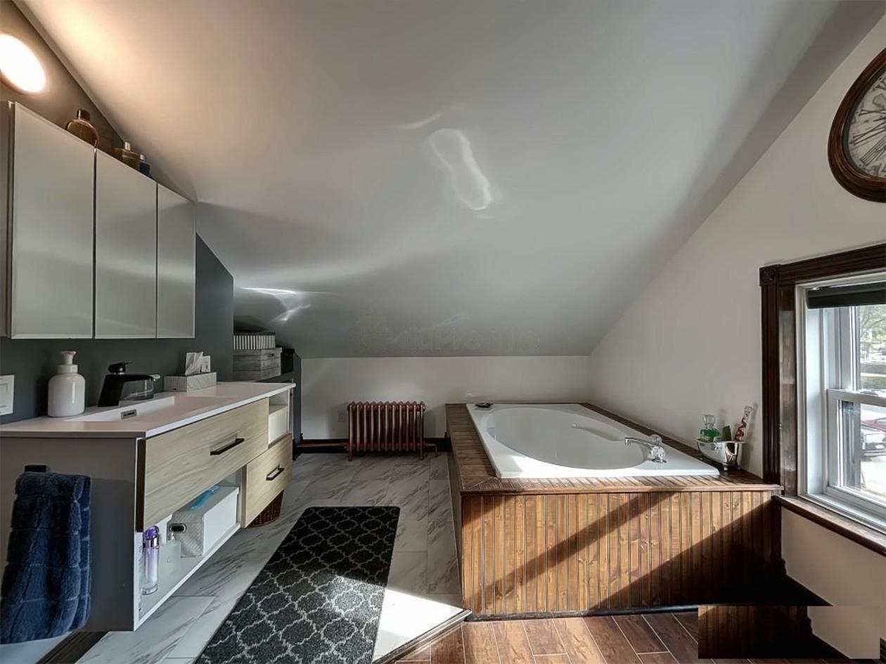 Salle de bains — 18 Rue Codaire, Saint-Paul-d'Abbotsford