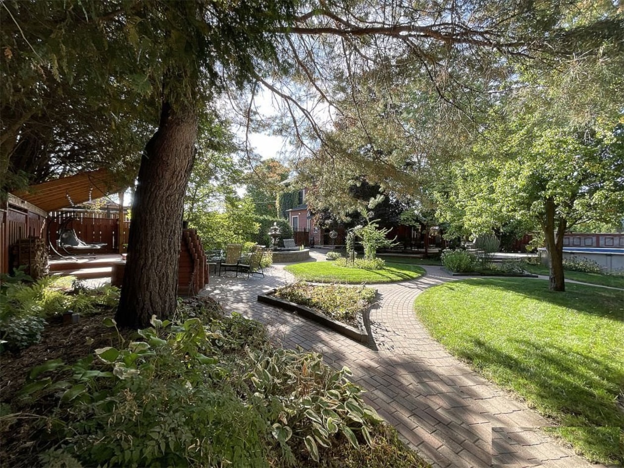 Cour — 18 Rue Codaire, Saint-Paul-d'Abbotsford