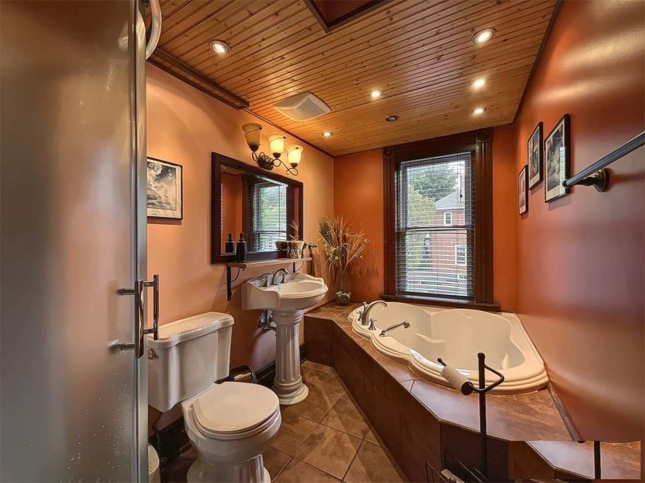 Salle de bains — 18 Rue Codaire, Saint-Paul-d'Abbotsford