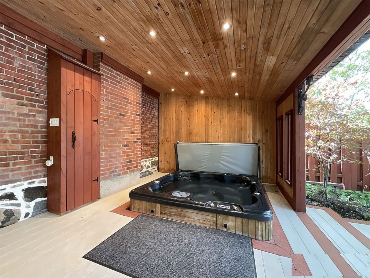 Spa — 18 Rue Codaire, Saint-Paul-d'Abbotsford